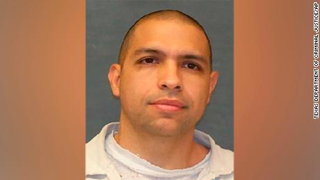 Manhunt continues in Texas for escaped murderer 